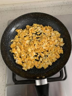 超级好吃、家常“韭菜鸡蛋粉丝虾仁包”的做法 步骤6
