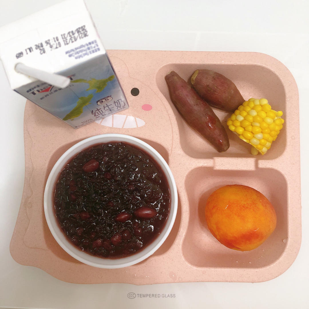 一岁半屁屁洛の早餐记