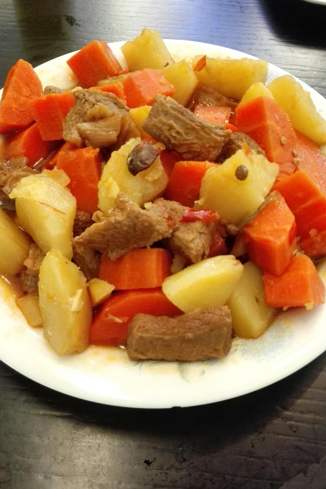 胡萝卜土豆烧牛腩