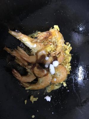 超简单的蒜茸焖大虾的做法 步骤3