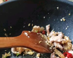 超下饭的茄子干炒肉片的做法 步骤3
