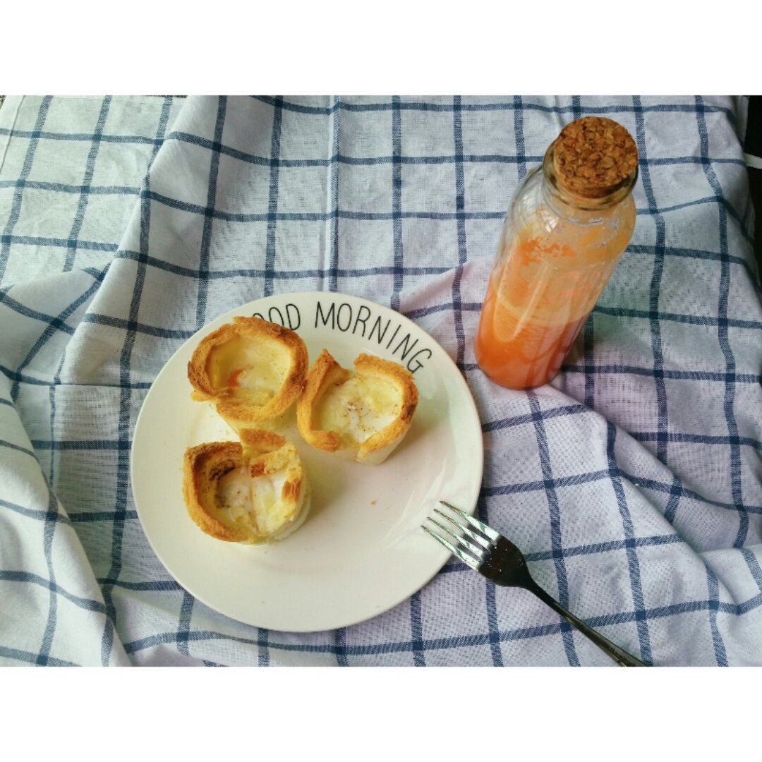 鸡蛋吐司杯盏