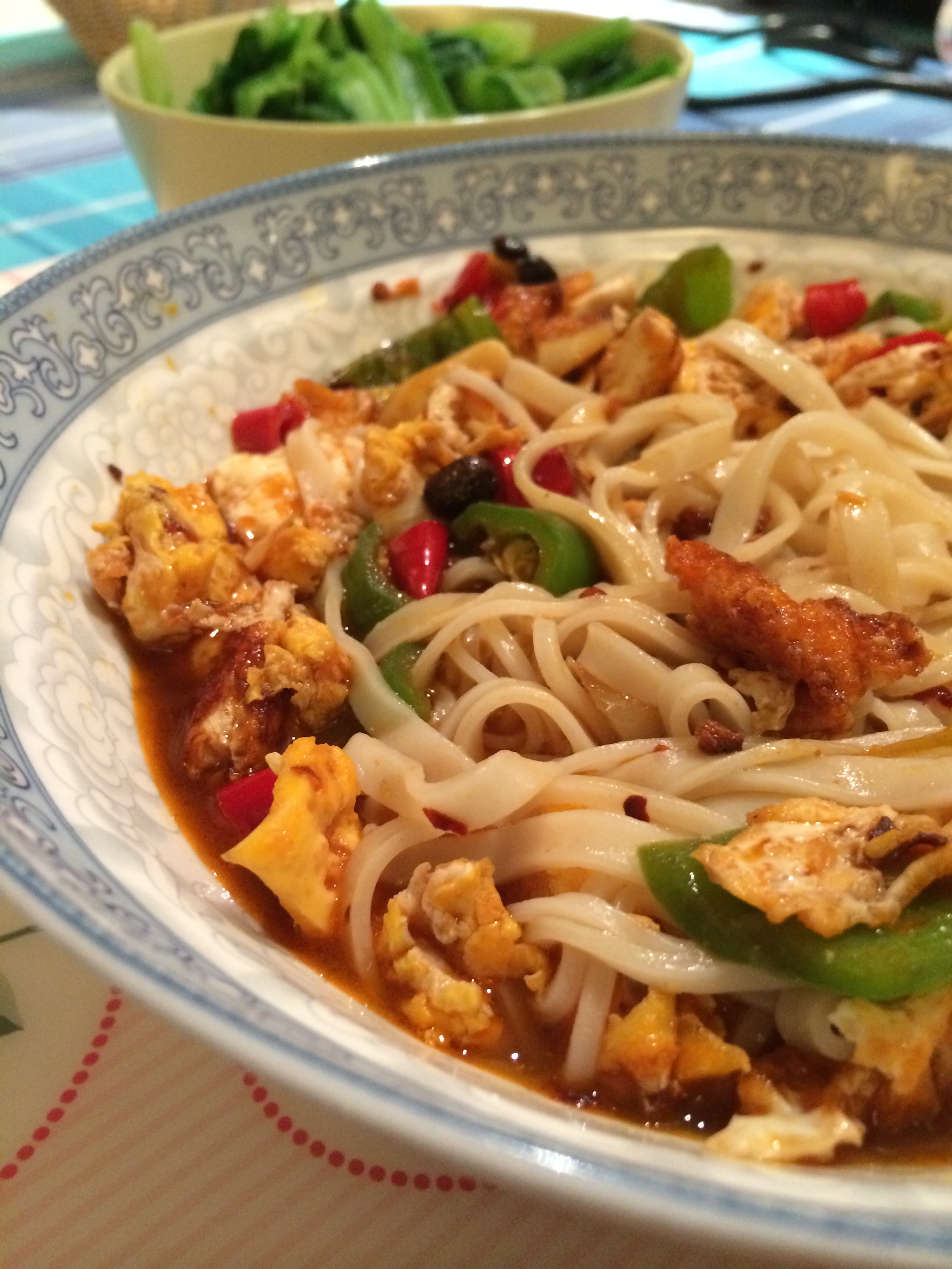 辣椒荷包蛋烩面，搭配白水青菜