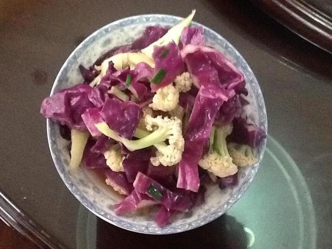鲍鱼汁紫包菜炒花菜的做法