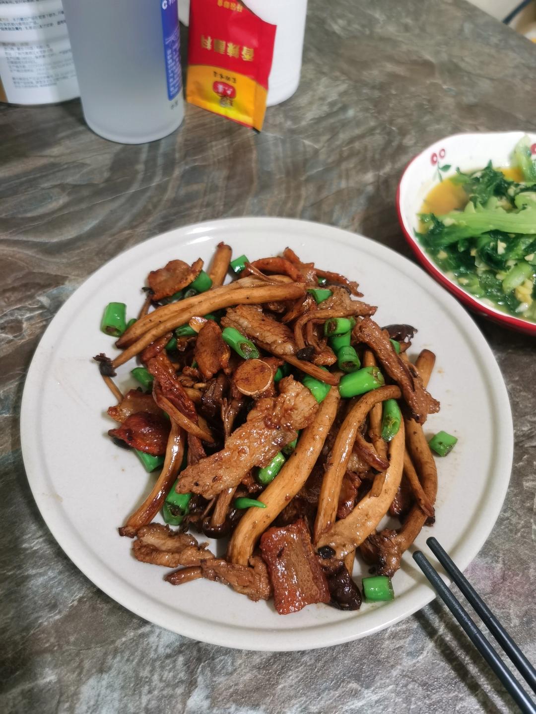 新鲜茶树菇炒肉