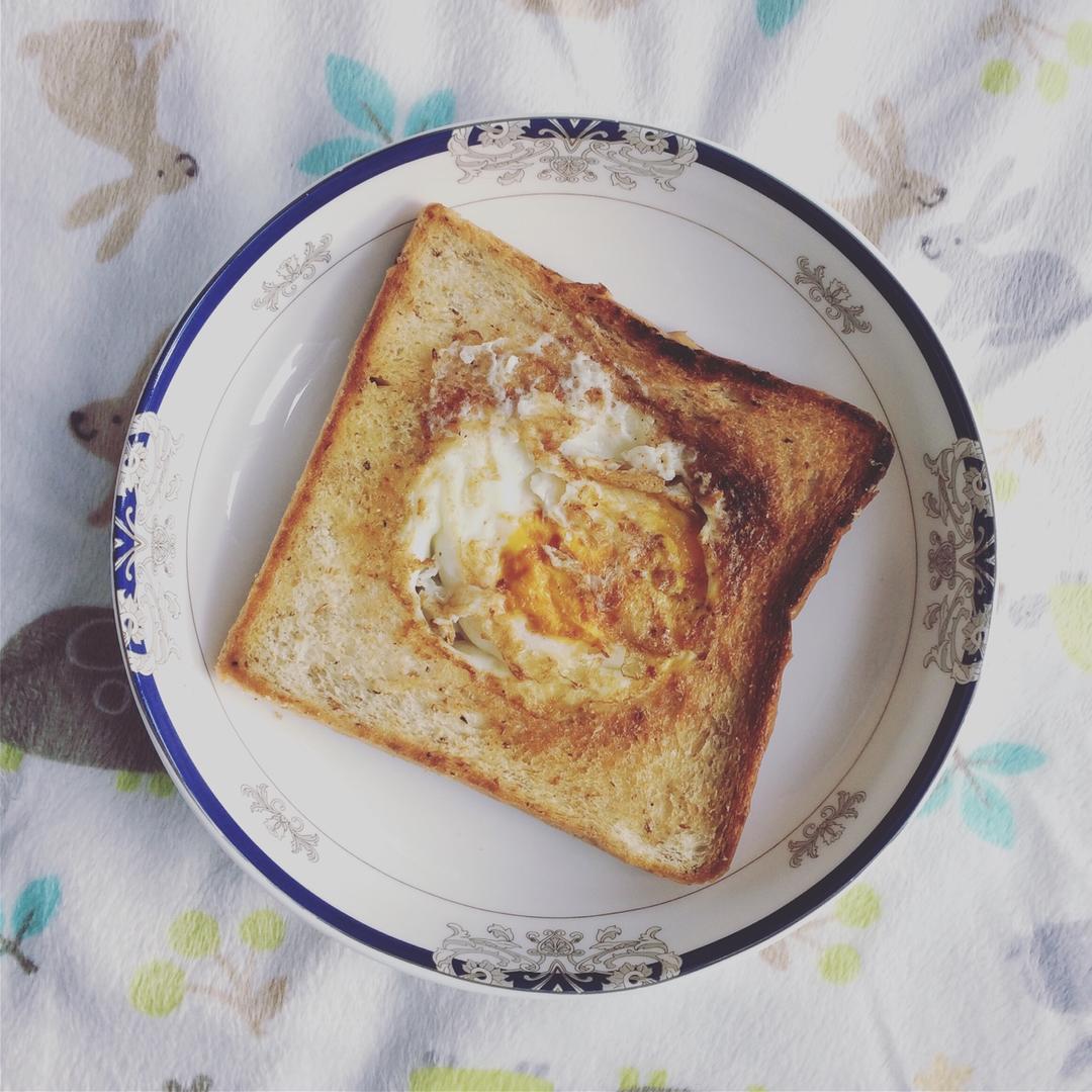 土司煎蛋 Egg-in-a-hole
