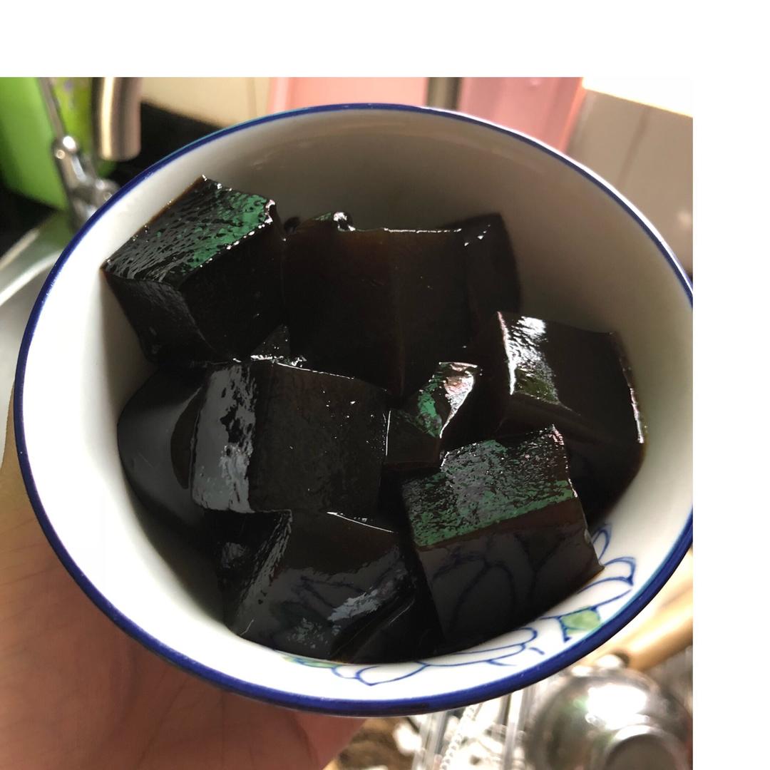 瀛瀛妈咪做的黑凉粉(仙人草)
