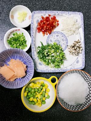 砂锅三文鱼粥的做法 步骤2