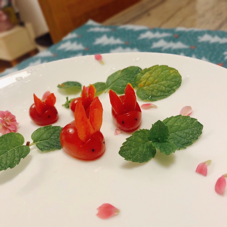 简单漂亮的摆盘—番茄小兔子的做法 步骤11