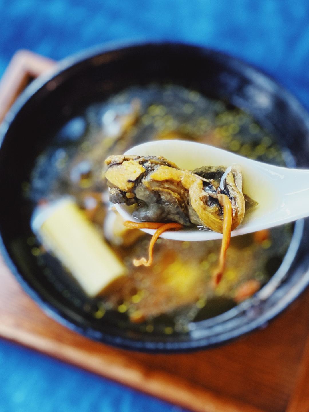 枸杞虫草花山药乌鸡汤的做法