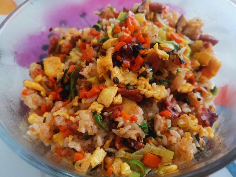 蛋炒饭不要只放鸡蛋了，加点老干妈，生抽耗油都不需要了，香喷喷