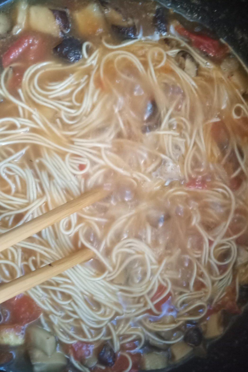 菌汤面条 看得见的香菇 尝得到的鲜美 这才是真正的菌汤