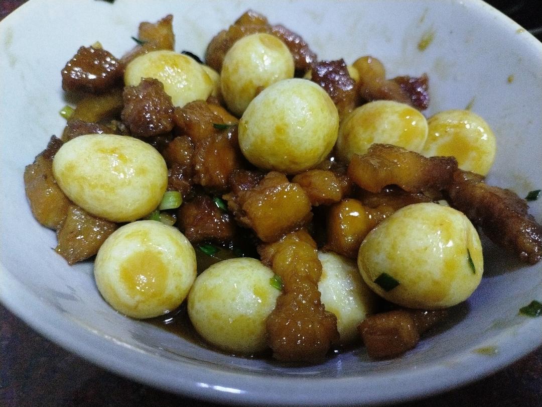 今天这个鹌鹑蛋红烧肉 简直不要太下饭了