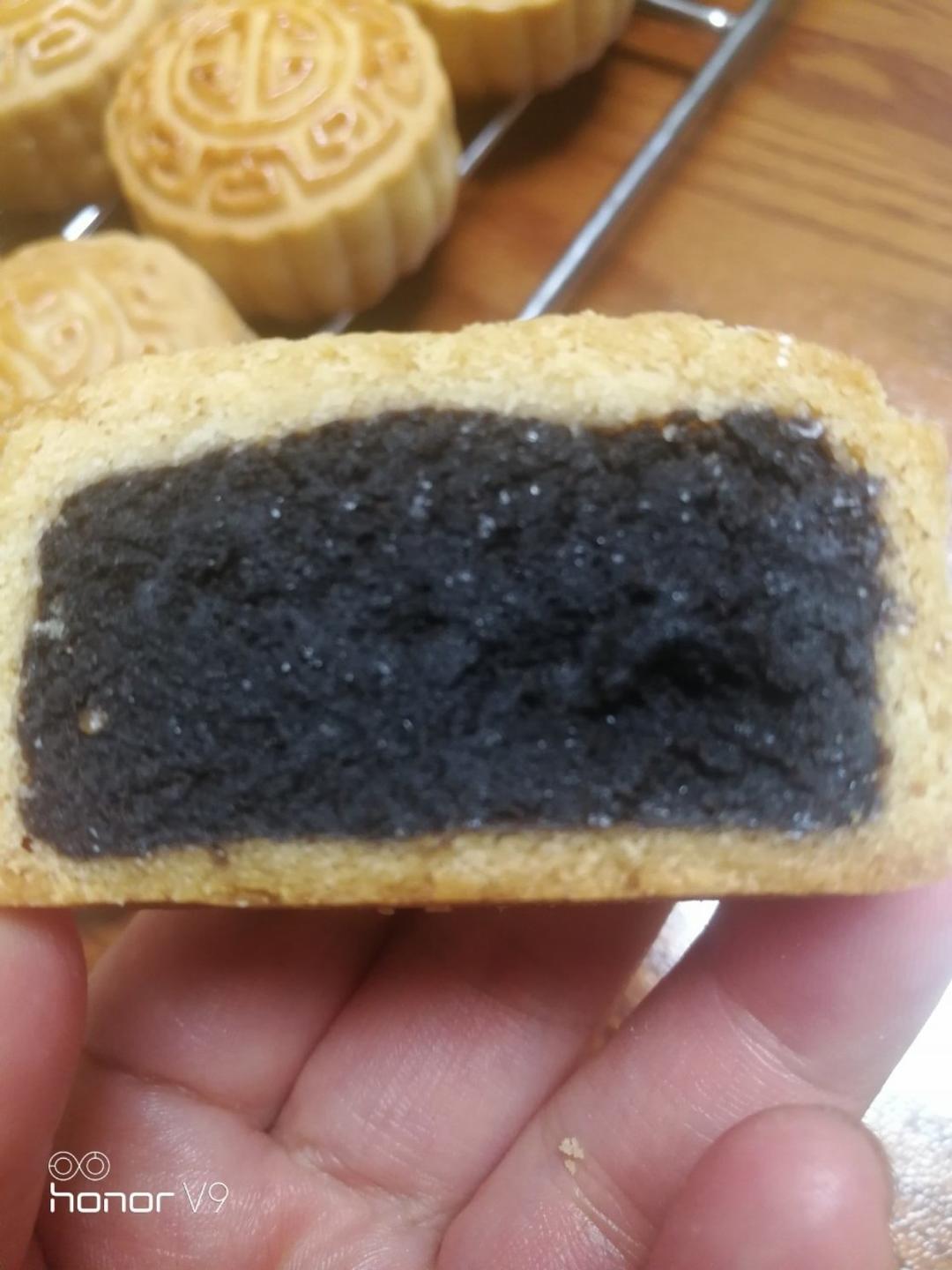 黑芝麻蛋黄月饼