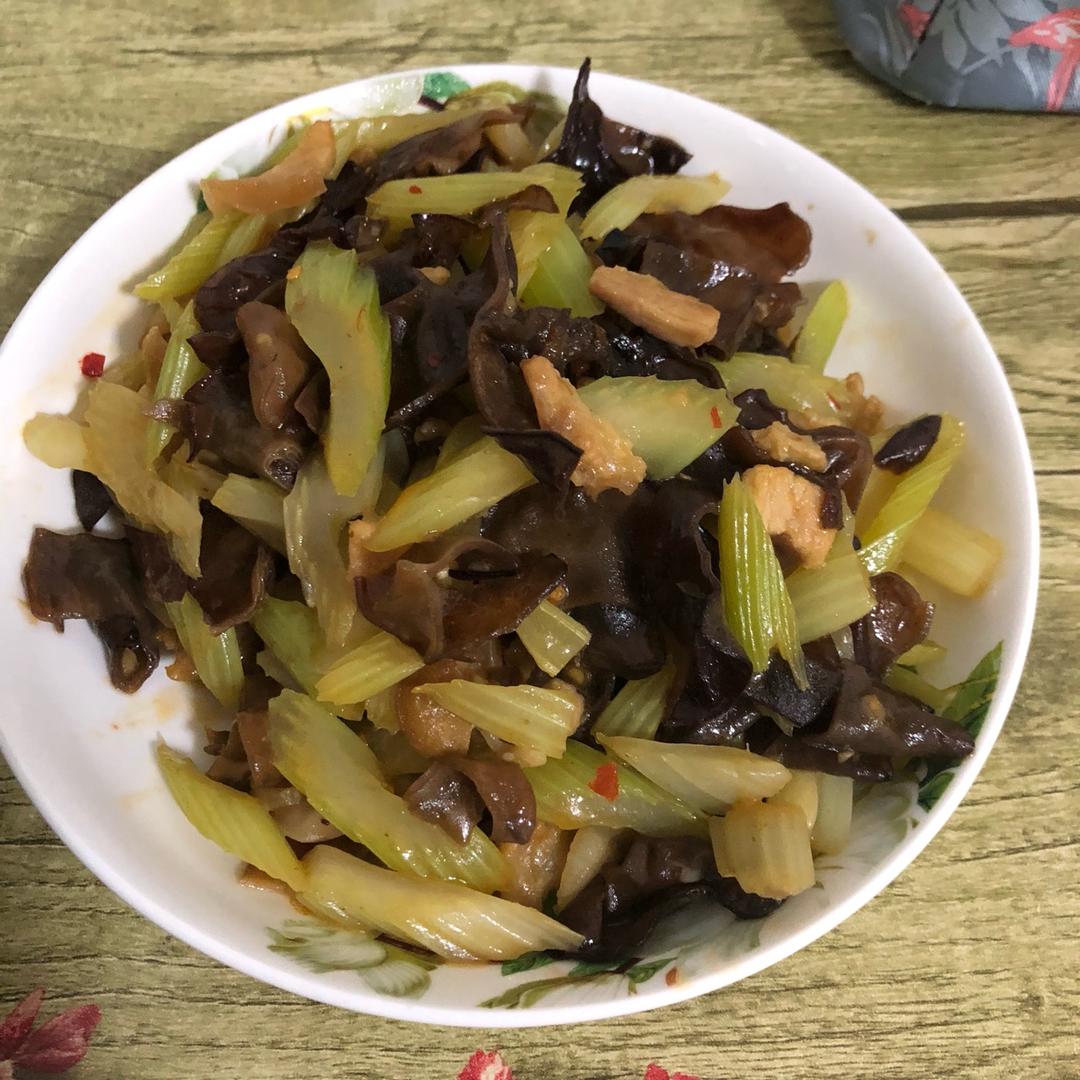 芹菜木耳炒肉丝