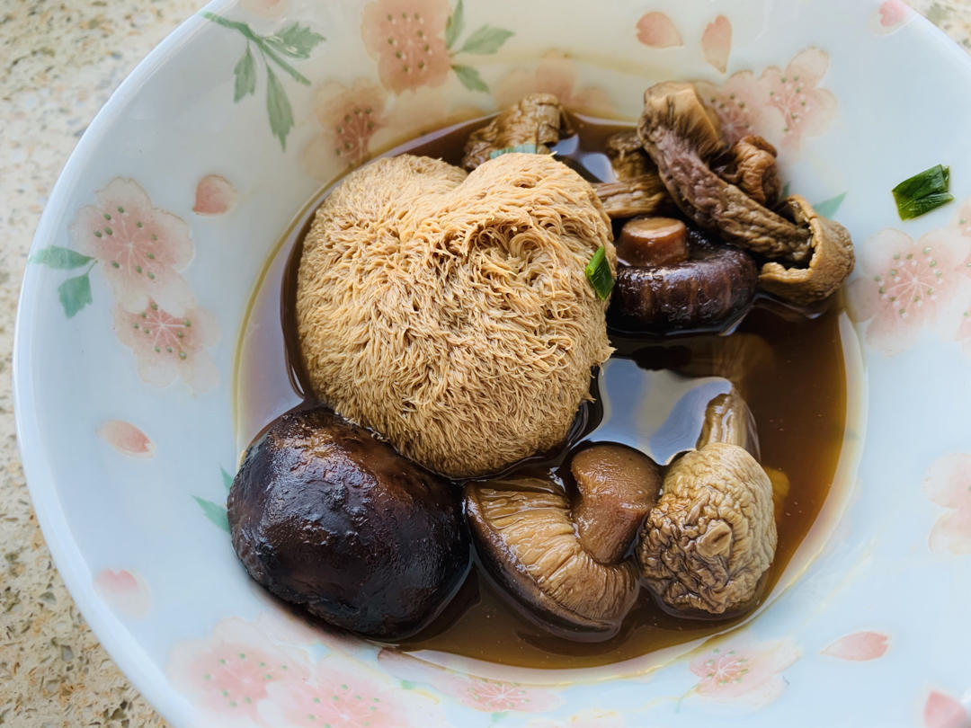 猴头菇炖鸡汤，煲锅暖汤