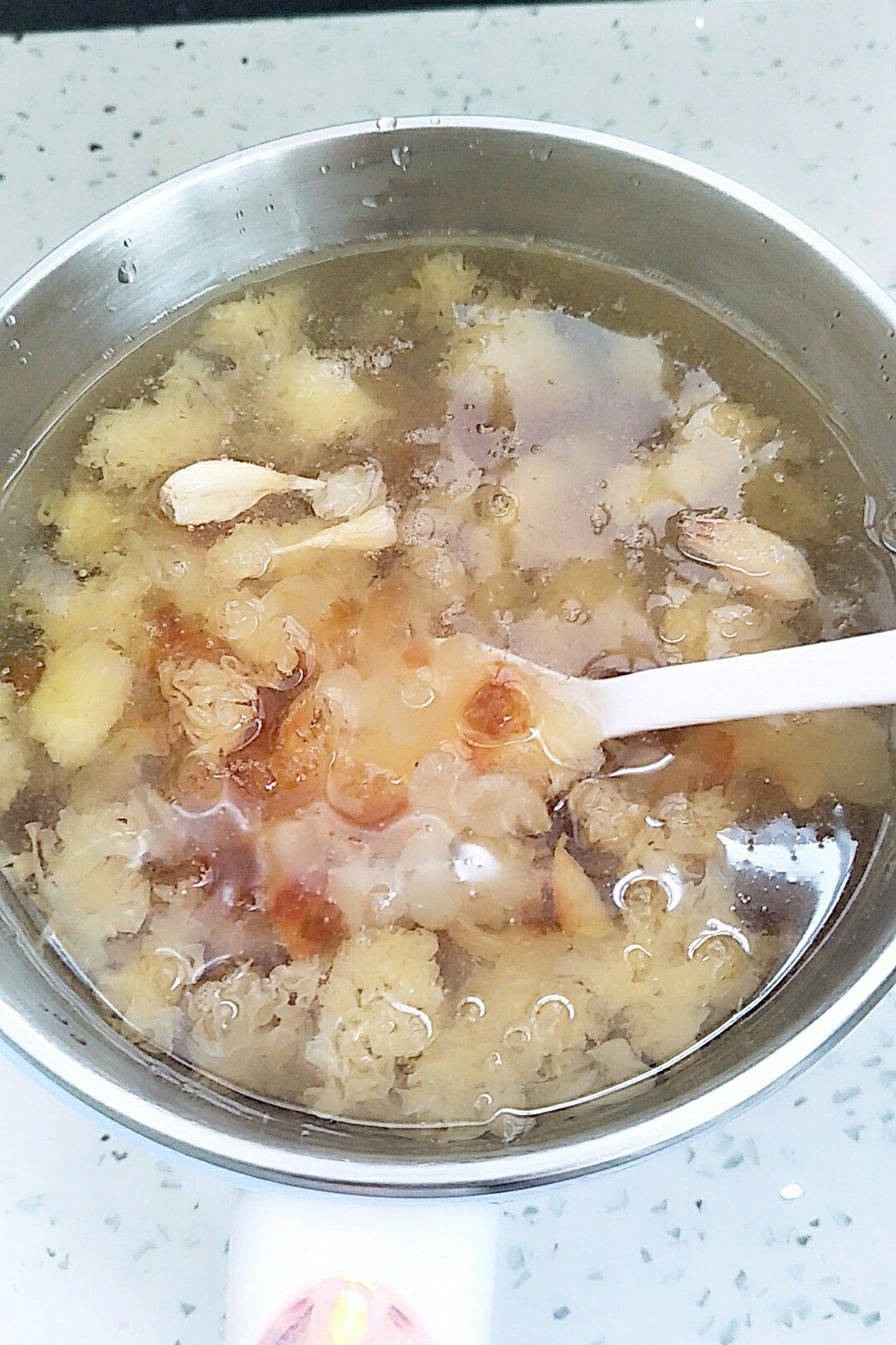 美容润肤 益气补血《桃胶皂角米百合银耳红枣羹》