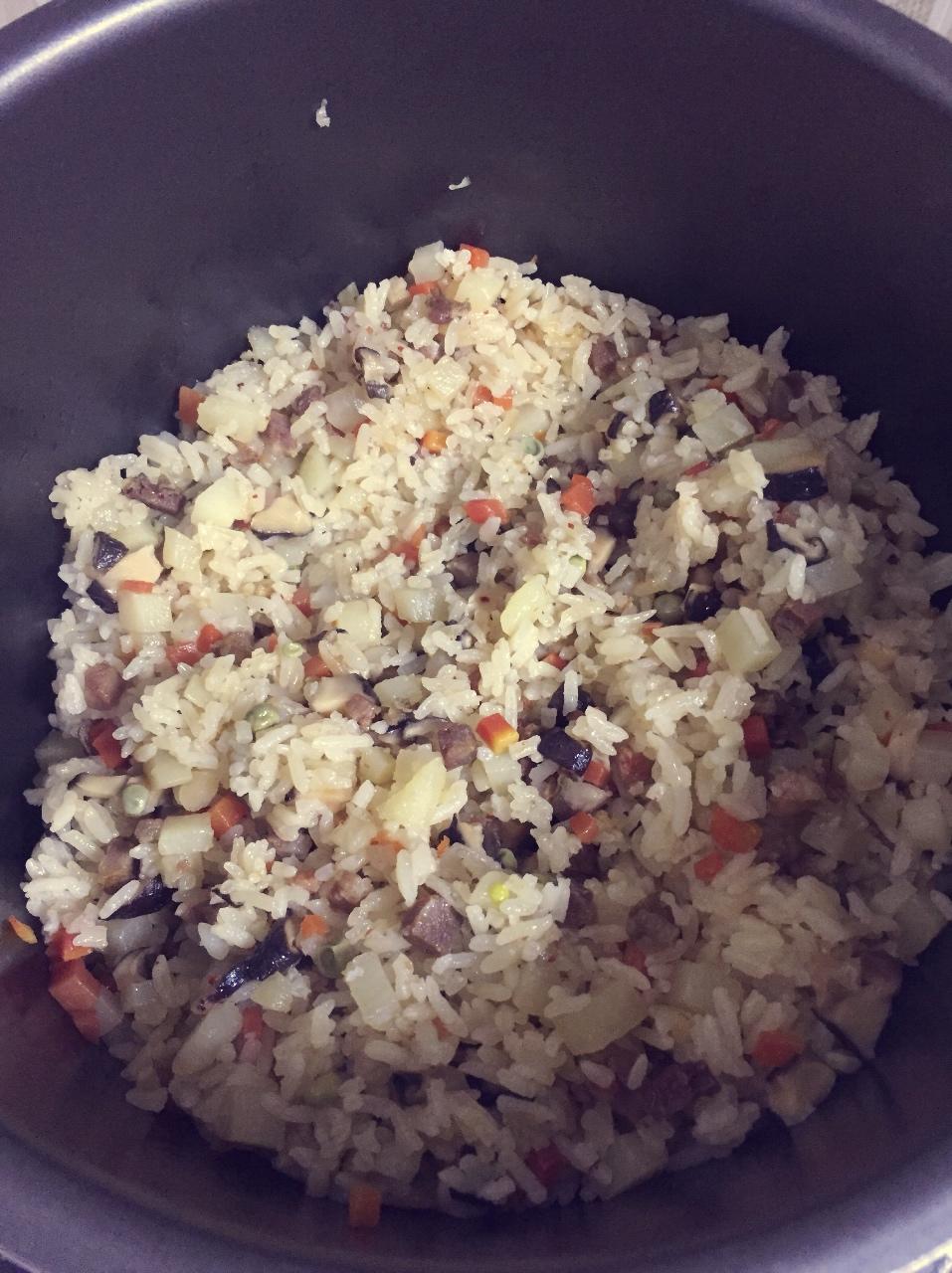 香菇腊肠土豆焖饭