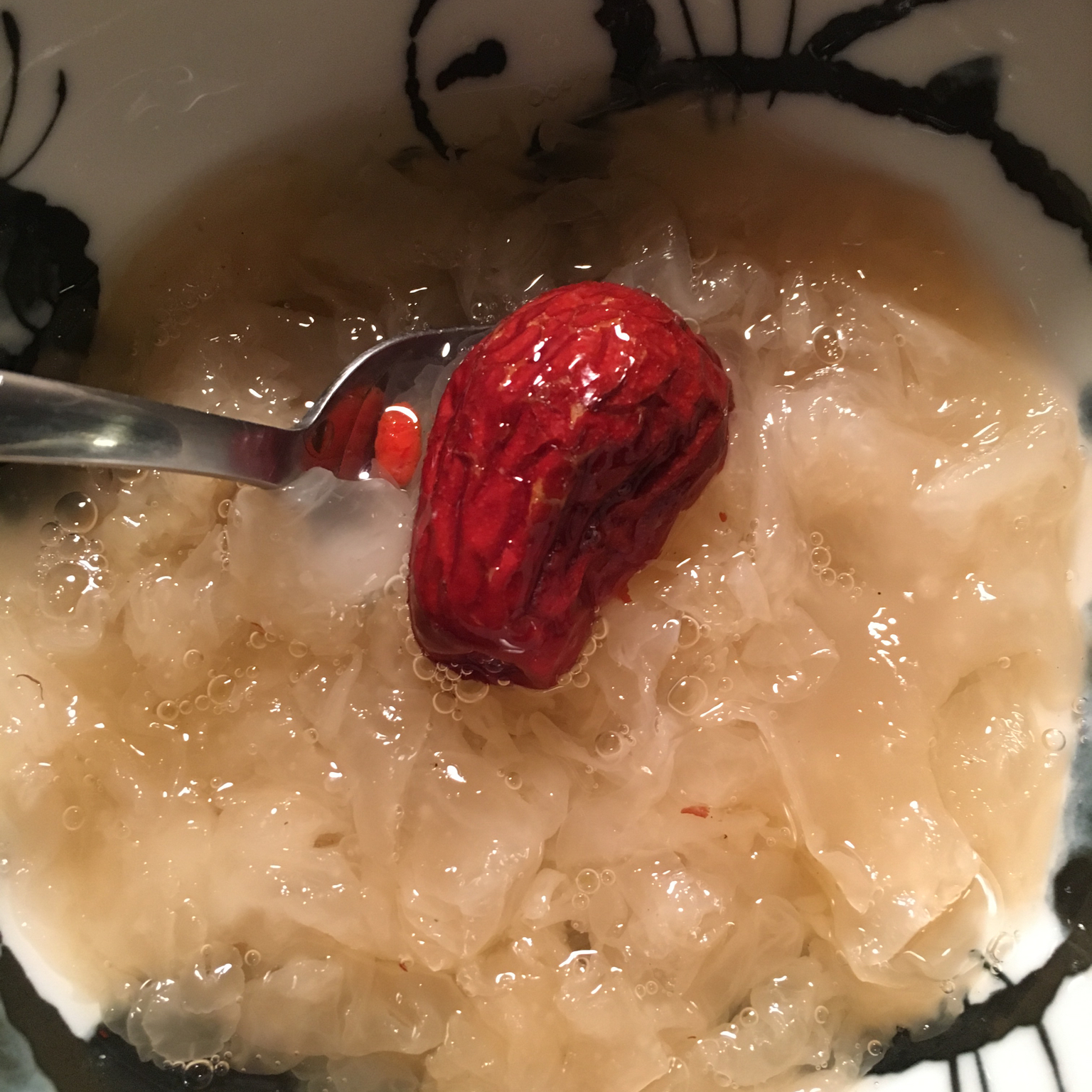 红枣莲子银耳汤