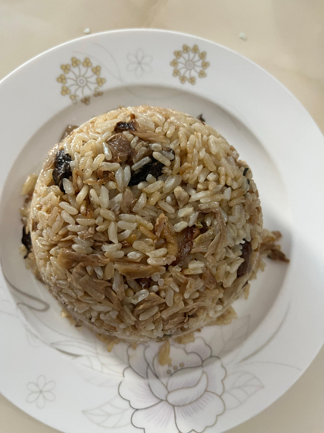 和大家分享一道闽南特色美食“高丽菜干咸饭“
锅烧热后放入五花肉煸炒出多余的油，再放入切好的葱头、洗好的海蛎干，一起煸炒出香味，然后加入浸泡、清洗后拧干包菜干，再下入清洗好大米，一起翻拌均匀煸炒出香味，加入适量的水再一起倒入电饭煲，按下煮饭键即可[拳头]。