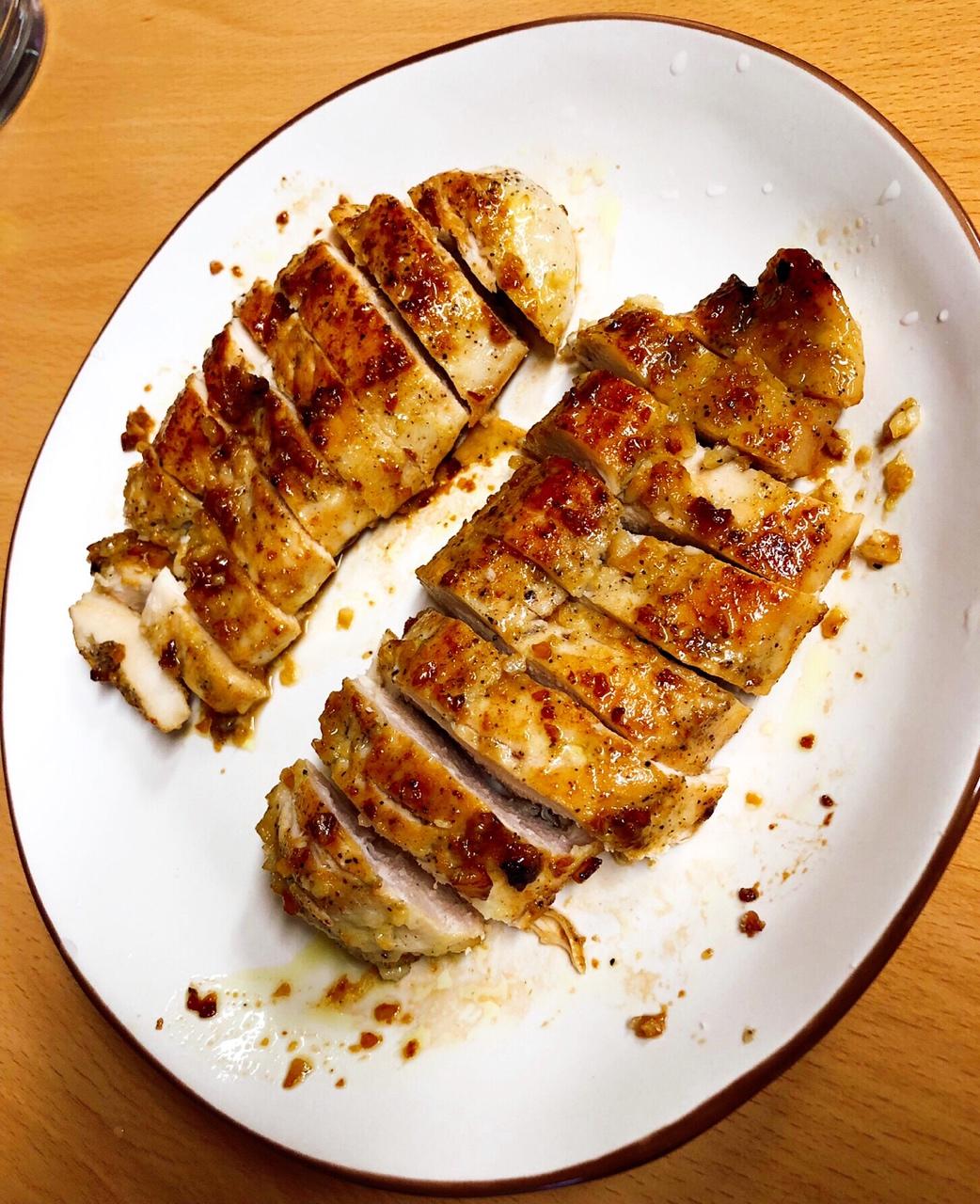 大饼板栗酱做的酷炫屌炸天好吃的煎鸡胸肉(香蒜蜂蜜煎鸡胸肉)