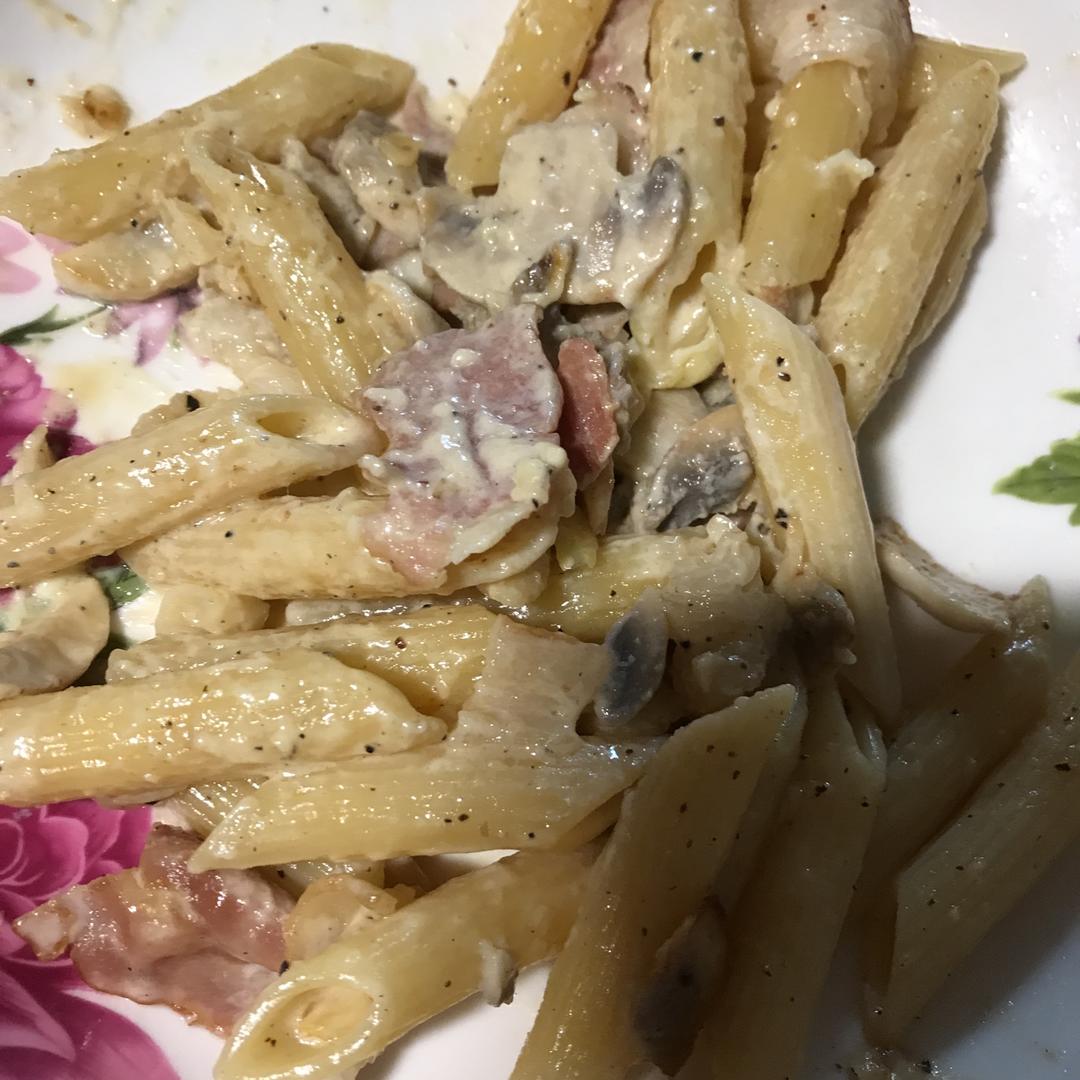 白蘑菇奶油培根意面