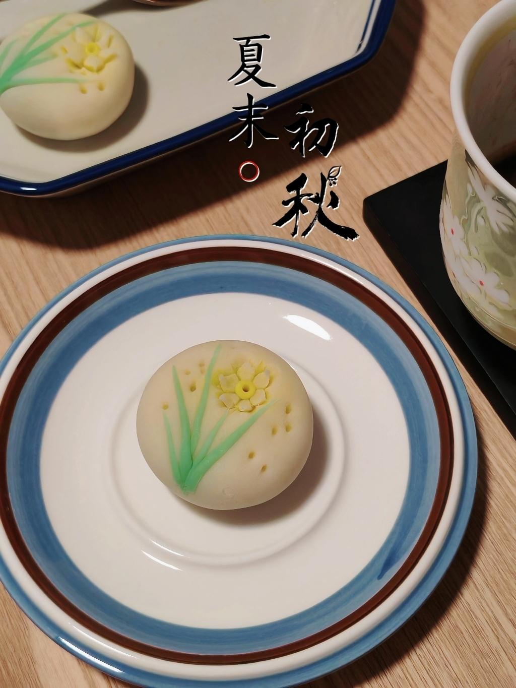 澹墨轻和玉露香，水中仙子素衣裳。
