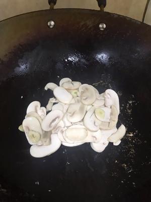 芦笋口蘑小炒肉的做法 步骤4