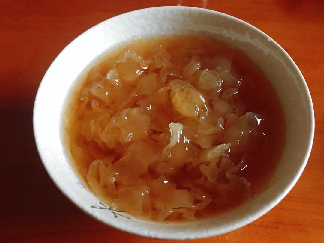 美容润肤 益气补血《桃胶皂角米百合银耳红枣羹》