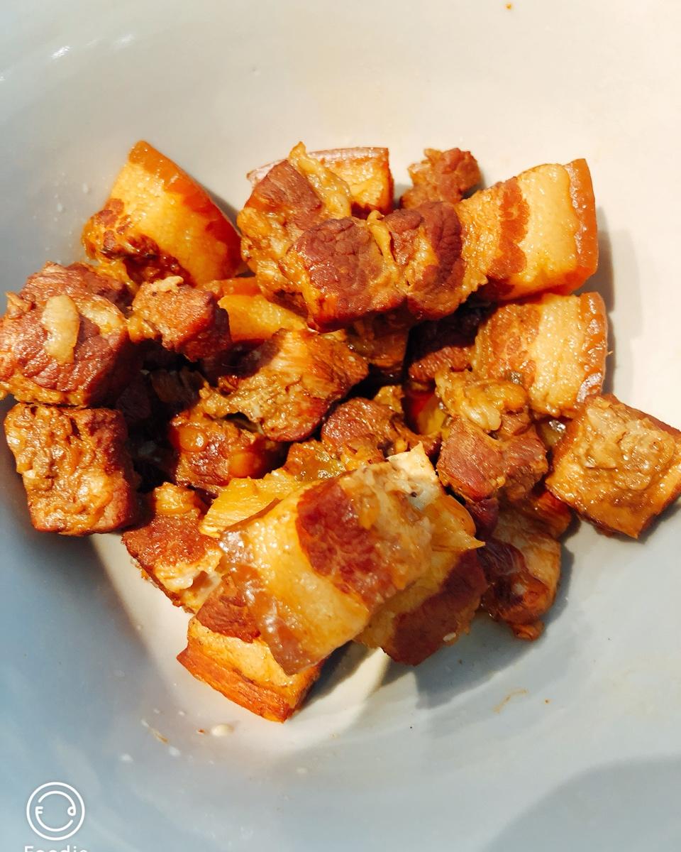 吃着碗里望着锅里的红烧肉