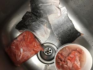 狗狗零食之三文鱼干和三文鱼皮拧丝的做法 步骤1