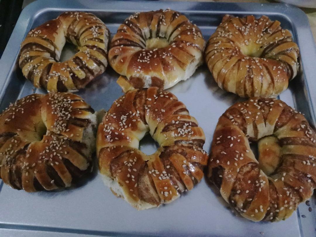 松软可口的红豆沙面包卷