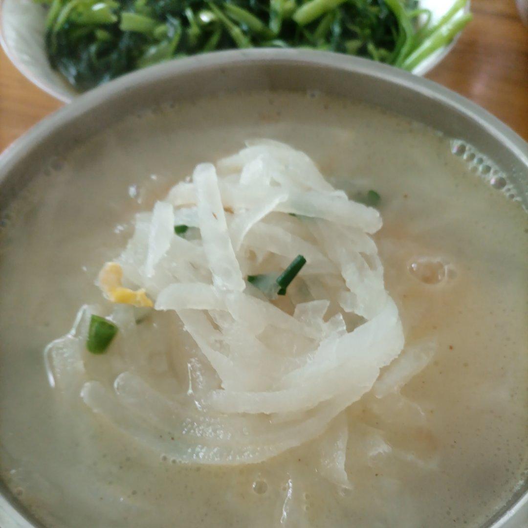 适合宝宝秋天喝的汤·煎蛋白萝卜汤