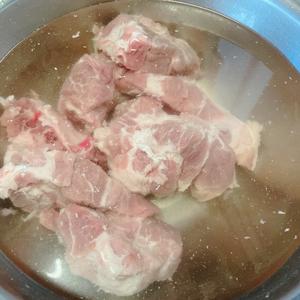 冬日美食|东北铁锅炖豆角排骨土豆（贴饼子一锅出）的做法 步骤3