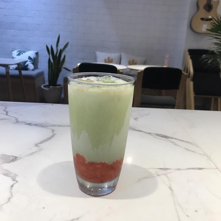 三层渐变草莓抹茶拿铁