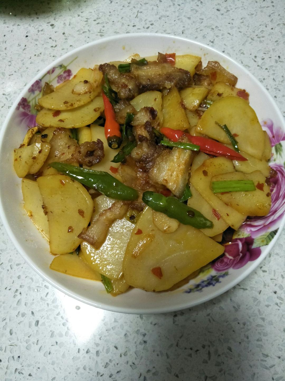 五花肉干煸土豆片