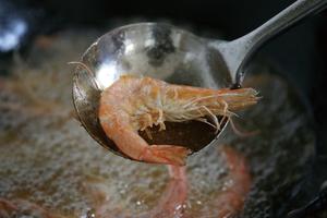 麻辣鸡翅香虾锅的做法 步骤3