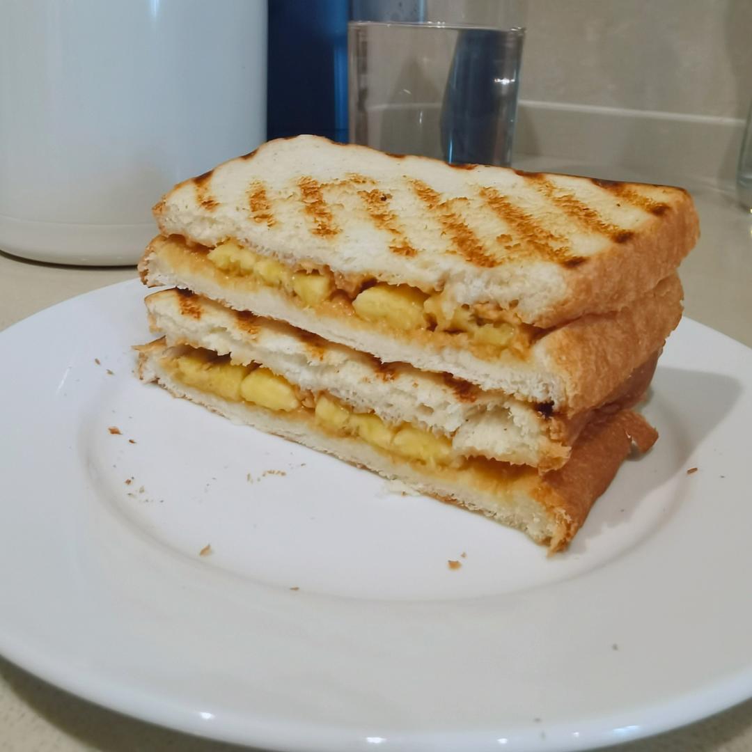 花生酱香蕉三明治