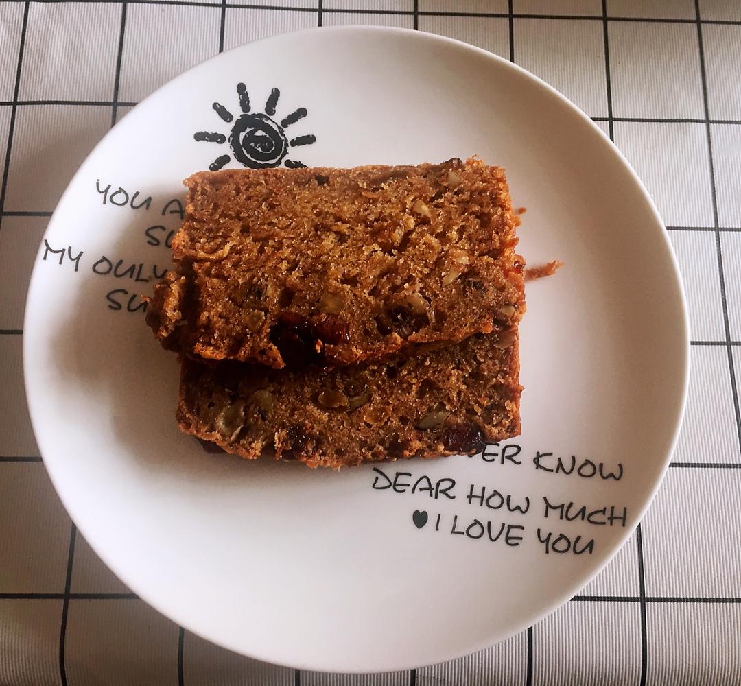 香蕉蛋糕，无需打发，只要拌拌，就能做出美味的蛋糕，超级简单啦