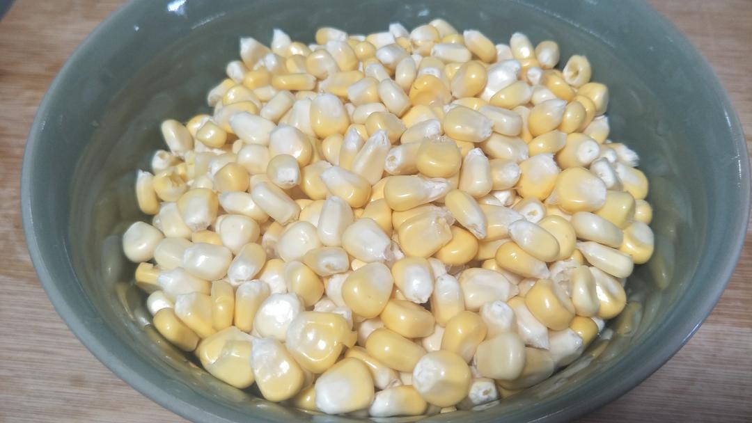 不出水又一口爆汁的饺子馅——猪肉玉米馅的做法 步骤2