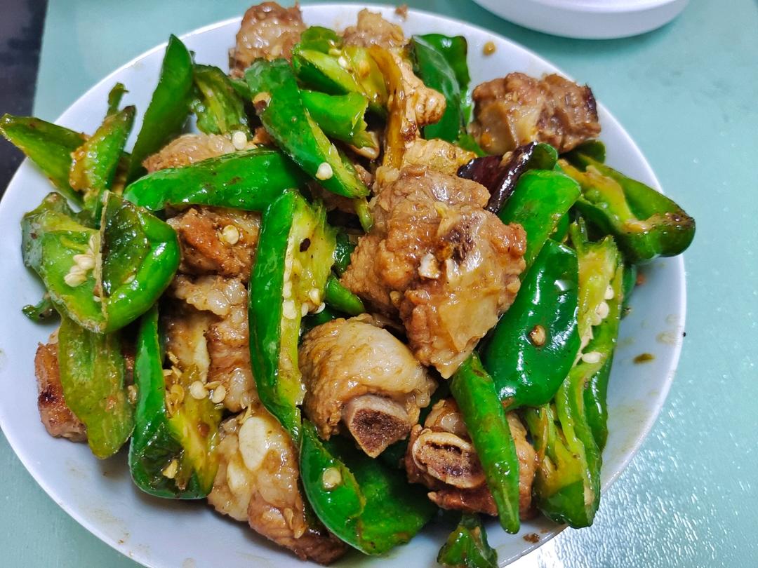 青椒焖排骨