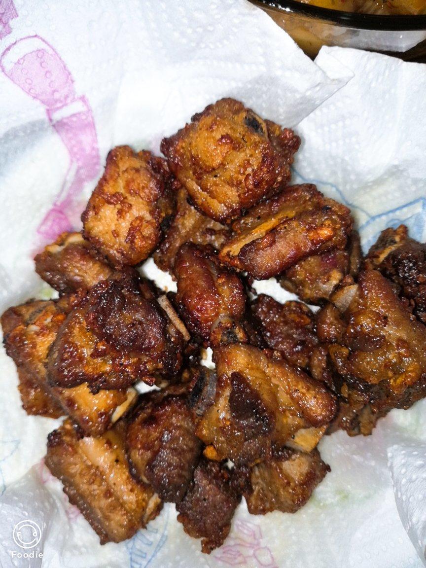 我家排骨从不红烧，加一些大蒜，出锅香喷喷，孩子吃完舔手指