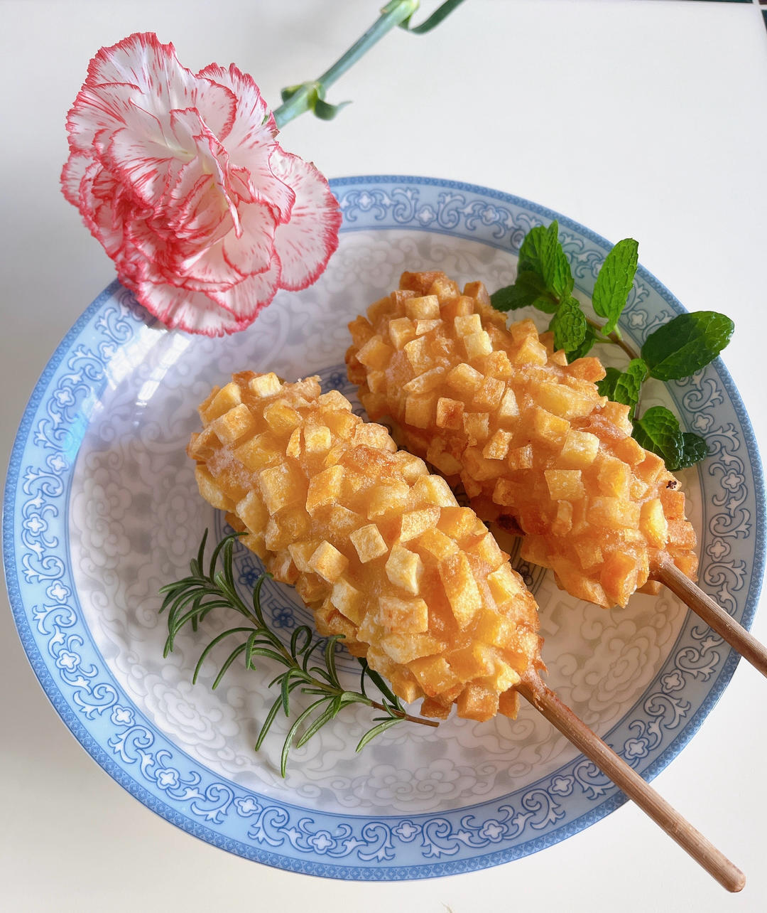 冬日精致快手下午茶（土豆芝士热狗棒沙拉 + 橙汁伏特加）