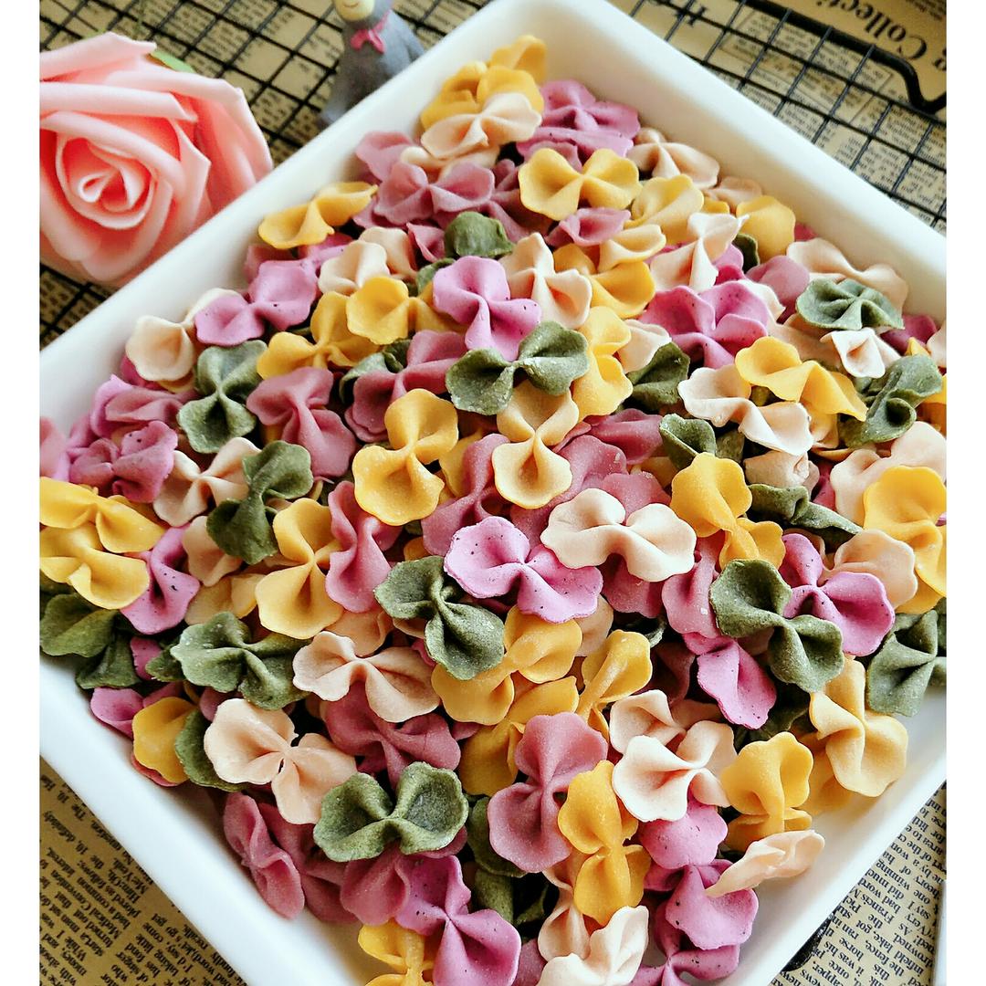 橙小遇做的婴儿辅食:彩色卡通蝴蝶面