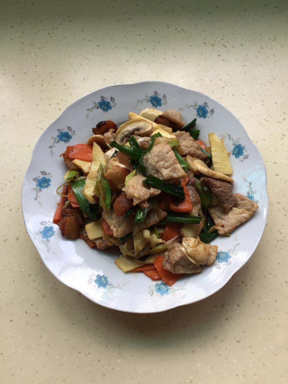 胡萝卜木耳炒肉