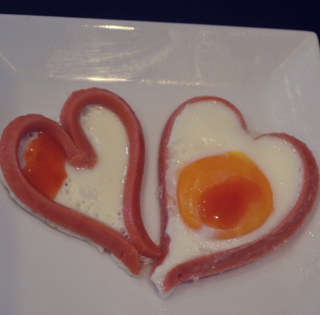 心形香肠荷包蛋