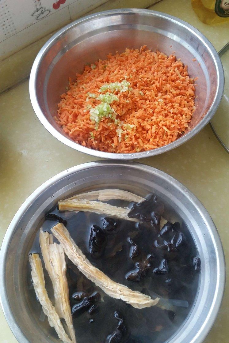 胡萝卜木耳鸡蛋素包子