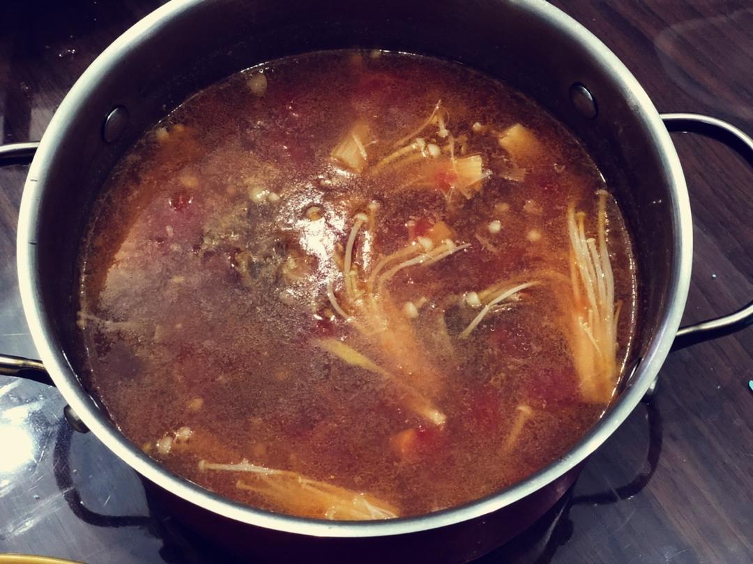 【金针菇番茄肥牛锅】