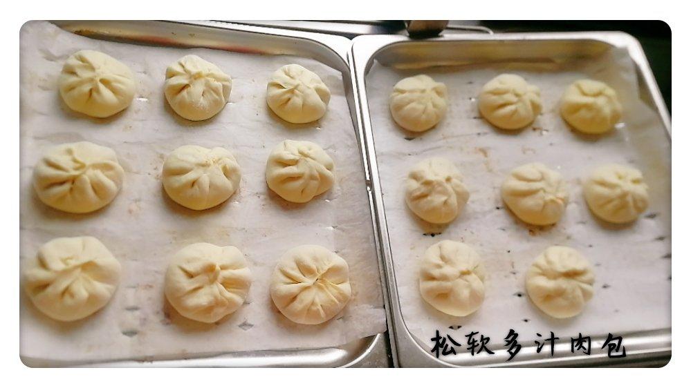 松软多汁的肉包子