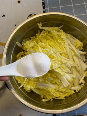 超级简单的酸辣白菜的做法 步骤2